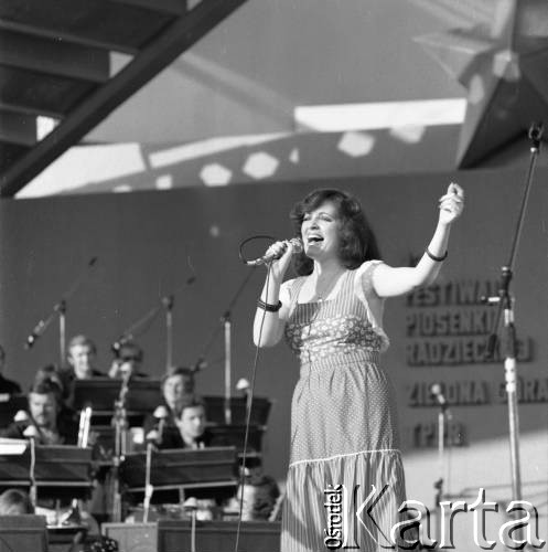 11-12.06.1977, Zielona Góra, Polska.
XIII Festiwal Piosenki Radzieckiej. Próba przed Koncertem Przyjaźni. Przy mikrofonie Anna Jantar. Akompaniują połączone orkiestry warszawskiego 