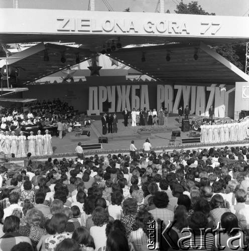 10-12.06.1977, Zielona Góra, Polska.
Koncert laureatów na XIII Festiwal Piosenki Radzieckiej. Akompaniują połączone orkiestry warszawskiego teatru 