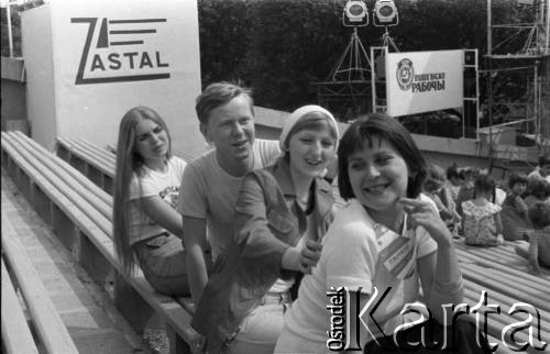 Czerwiec 1977, Zielona Góra, Polska.
Uczestnicy XIII Festiwalu Piosenki Radzieckiej na schodach amfiteatru.
Fot. Romuald Broniarek, zbiory Ośrodka KARTA
