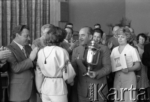 11-12.06.1977, Zielona Góra, Polska.
XIII Festiwal Piosenki Radzieckiej. Nagrodę - samowar wręcza Jan Szydlak, przewodniczący Towarzystwa Przyjaźni Polsko-Radzieckiej.
Fot. Romuald Broniarek, zbiory Ośrodka KARTA
