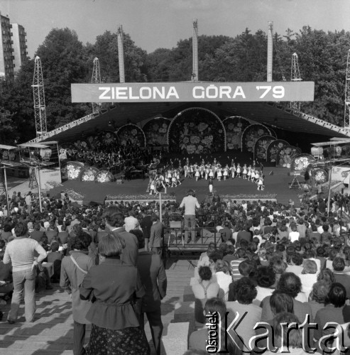 Czerwiec 1979, Zielona Góra, Polska.
Występ zespołu na XV Festiwalu Piosenki Radzieckiej. Na pierwszym planie publiczność.
Fot. Romuald Broniarek, zbiory Ośrodka KARTA
