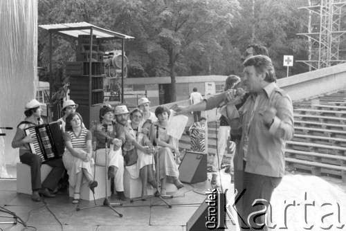 Czerwiec 1980, Zielona Góra, Polska.
Mieczysław Święcicki w czasie próby na XVI Festiwalu Piosenki Radzieckiej.
Fot. Romuald Broniarek, zbiory Ośrodka KARTA
