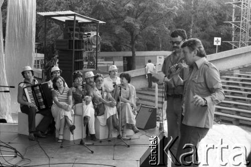 Czerwiec 1980, Zielona Góra, Polska.
Mieczysław Święcicki w czasie próby na XVI Festiwalu Piosenki Radzieckiej.
Fot. Romuald Broniarek, zbiory Ośrodka KARTA