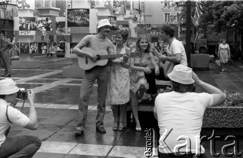 Czerwiec 1980, Zielona Góra, Polska.
Sesja zdjęciowa na placu Bohaterów Stalingradu podczas XVI Festiwalu Piosenki Radzieckiej. 
Fot. Romuald Broniarek, zbiory Ośrodka KARTA
