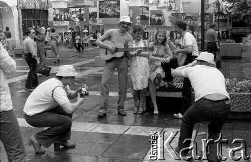 Czerwiec 1980, Zielona Góra, Polska.
Sesja zdjęciowa na placu Bohaterów Stalingradu podczas XVI Festiwalu Piosenki Radzieckiej. 
Fot. Romuald Broniarek, zbiory Ośrodka KARTA