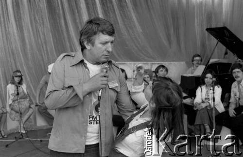 Czerwiec 1980, Zielona Góra, Polska.
Mieczysław Święcicki w czasie próby na XVI Festiwalu Piosenki Radzieckiej.
Fot. Romuald Broniarek, zbiory Ośrodka KARTA