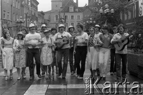 Czerwiec 1980, Zielona Góra, Polska.
Sesja zdjęciowa na placu Bohaterów Stalingradu podczas XVI Festiwalu Piosenki Radzieckiej. 
Fot. Romuald Broniarek, zbiory Ośrodka KARTA
