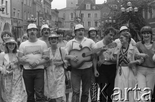 Czerwiec 1980, Zielona Góra, Polska.
Sesja zdjęciowa na placu Bohaterów Stalingradu podczas XVI Festiwalu Piosenki Radzieckiej. 
Fot. Romuald Broniarek, zbiory Ośrodka KARTA