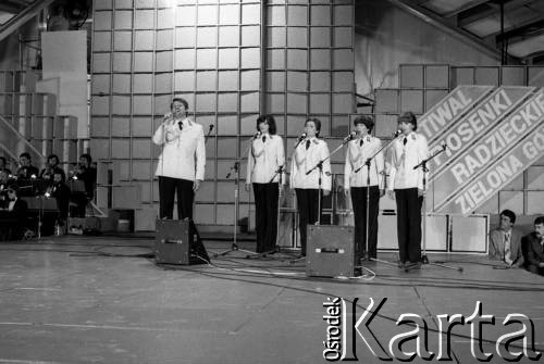 Czerwiec 1980, Zielona Góra, Polska.
Występ zespołu podczas XVI Festiwalu Piosenki Radzieckiej w Zielonej Górze.
Fot. Romuald Broniarek, zbiory Ośrodka KARTA