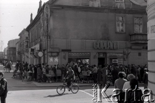 1981, Inowrocław, Polska.
Kolejka do sklepu na jednej z ulic miasta. Zdjęcie zrobione podczas eliminacji XVII Festiwalu Piosenki Radzieckiej w Zielonej Górze. 
Fot. Romuald Broniarek, zbiory Ośrodka KARTA