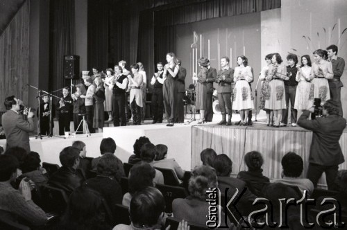 1981, Radom, Polska.
Występ podczas eliminacji do XVII Festiwalu Piosenki Radzieckiej w Zielonej Górze.
Fot. Romuald Broniarek, zbiory Ośrodka KARTA