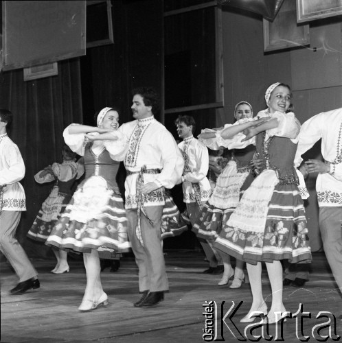 Kwiecień 1982, Radom, Polska.
Występ Zespołu Tańca Ludowego Uniwersytetu Marii Curie-Skłodowskiej podczas eliminacji do XVIII Festiwalu Piosenki Radzieckiej.
Fot. Romuald Broniarek, zbiory Ośrodka KARTA