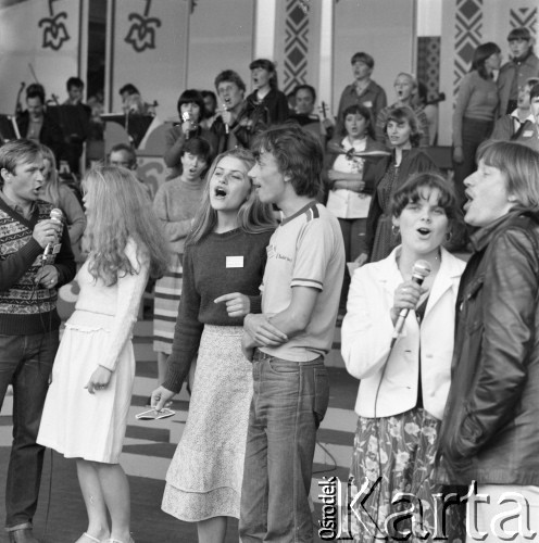 Czerwiec 1982, Zielona Góra, Polska.
Uczestnicy XVIII Festiwalu Piosenki Radzieckiej w czasie prób.
Fot. Romuald Broniarek, zbiory Ośrodka KARTA
