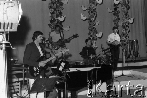 Kwiecień 1983, Inowrocław, woj. bydgoskie, Polska.
Zespół muzyczno - wokalny w trakcie występu na eliminacjach do XIX Festiwalu Piosenki Radzieckiej.
Fot. Romuald Broniarek, zbiory Ośrodka KARTA