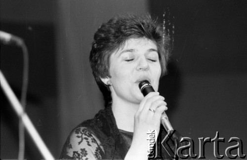 Kwiecień 1984, Radom, Polska.
Występ uczestniczki eliminacji do XX Festiwalu Piosenki Radzieckiej.
Fot. Romuald Broniarek, zbiory Ośrodka KARTA