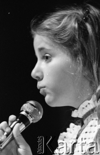 Maj 1984, Inowrocław, woj. bydgoskie, Polska.
Uczestniczka eliminacji do XX Festiwalu Piosenki Radzieckiej. 
Fot. Romuald Broniarek, zbiory Ośrodka KARTA