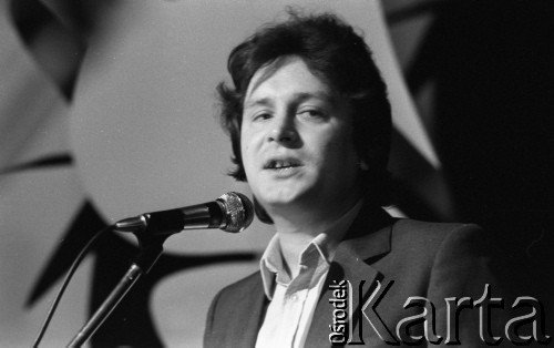 Maj 1984, Inowrocław, woj. bydgoskie, Polska.
Uczestnik eliminacji do XX Festiwalu Piosenki Radzieckiej podczas występu.
Fot. Romuald Broniarek, zbiory Ośrodka KARTA