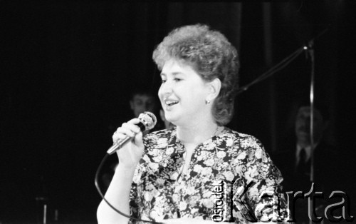Maj 1984, Inowrocław, woj. bydgoskie, Polska.
Występ solistki na eliminacjach do XX Festiwalu Piosenki Radzieckiej.
Fot. Romuald Broniarek, zbiory Ośrodka KARTA
