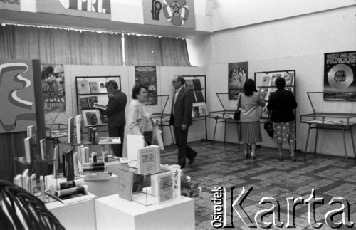 Czerwiec 1984, Zielona Góra, Polska.
Wystawa. Zdjęcie wykonano podczas XX Festiwalu Piosenki Radzieckiej.
Fot. Romuald Broniarek, zbiory Ośrodka KARTA