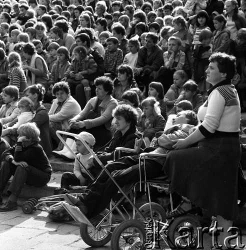 Czerwiec 1984, Zielona Góra, Polska.
XX Festiwal Piosenki Radzieckiej. Publiczność na widowni.
Fot. Romuald Broniarek, zbiory Ośrodka KARTA