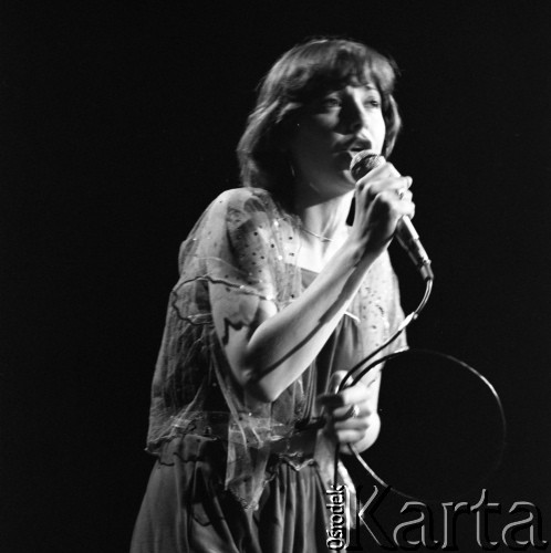 Czerwiec 1984, Zielona Góra, Polska.
Uczestniczka Anna Bąbas podczas występu na XX Festiwalu Piosenki Radzieckiej.
Fot. Romuald Broniarek, zbiory Ośrodka KARTA