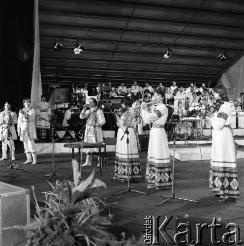 Czerwiec 1984, Zielona Góra, Polska.
XX Festiwal Piosenki Radzieckiej. Zespół folklorystyczny w strojach ludowych.
Fot. Romuald Broniarek, zbiory Ośrodka KARTA