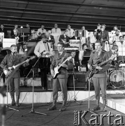 Czerwiec 1984, Zielona Góra, Polska.
XX Festiwal Piosenki Radzieckiej. Zespół wokalno-muzyczny w mundurach.
Fot. Romuald Broniarek, zbiory Ośrodka KARTA
