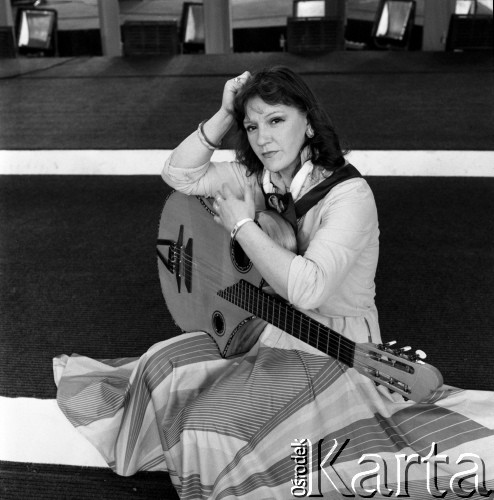 Czerwiec 1984, Zielona Góra, Polska.
XX Festiwal Piosenki Radzieckiej. Żanna Biczewska z gitarą.
Fot. Romuald Broniarek, zbiory Ośrodka KARTA