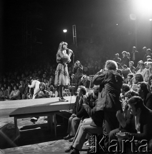 Czerwiec 1984, Zielona Góra, Polska.
Uczestniczka Justyna Sieńczyłło podczas występu na XX Festiwalu Piosenki Radzieckiej. 
Fot. Romuald Broniarek, zbiory Ośrodka KARTA