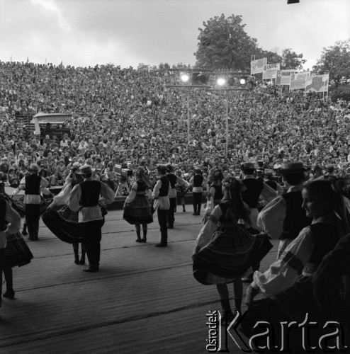 Czerwiec 1984, Zielona Góra, Polska.
XX Festiwal Piosenki Radzieckiej. Na scenie tańczy zespół w strojach ludowych.
Fot. Romuald Broniarek, zbiory Ośrodka KARTA