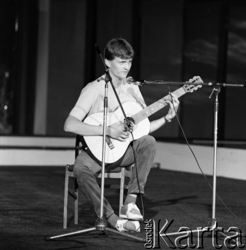 Czerwiec 1984, Zielona Góra, Polska.
XX Festiwal Piosenki Radzieckiej. Solista grający na gitarze
Fot. Romuald Broniarek, zbiory Ośrodka KARTA