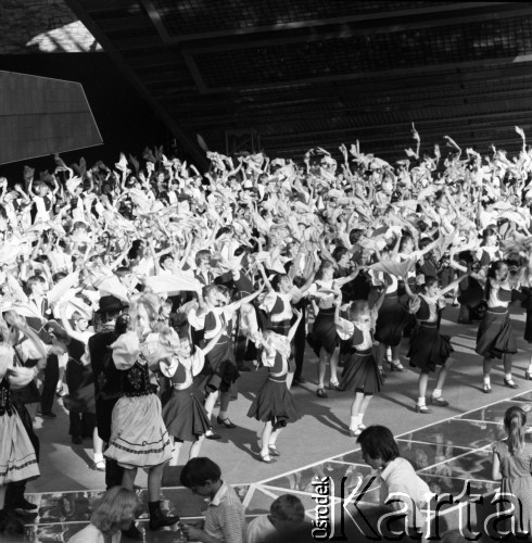 Czerwiec 1985, Zielona Góra, Polska.
XXI Festiwal Piosenki Radzieckiej. Na scenie zespoły taneczne.
Fot. Romuald Broniarek, zbiory Ośrodka KARTA