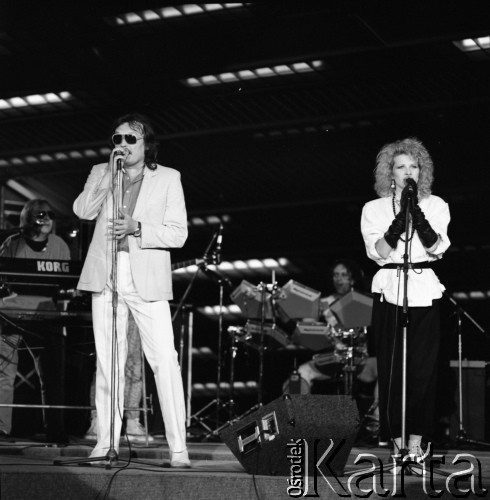 Czerwiec 1985, Zielona Góra, Polska.
XXI Festiwal Piosenki Radzieckiej. Na scenie duet wokallistów.
Fot. Romuald Broniarek, zbiory Ośrodka KARTA