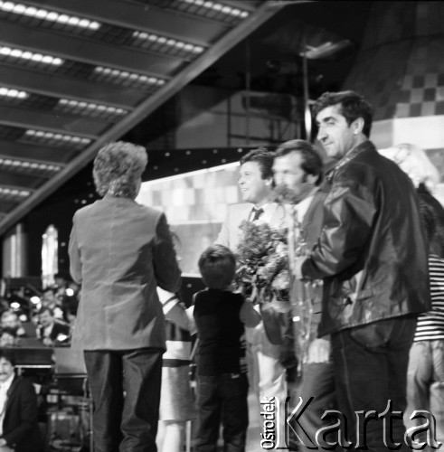 Czerwiec 1985, Zielona Góra, Polska.
XXI Festiwal Piosenki Radzieckiej. Wręczanie kwiatów.
Fot. Romuald Broniarek, zbiory Ośrodka KARTA