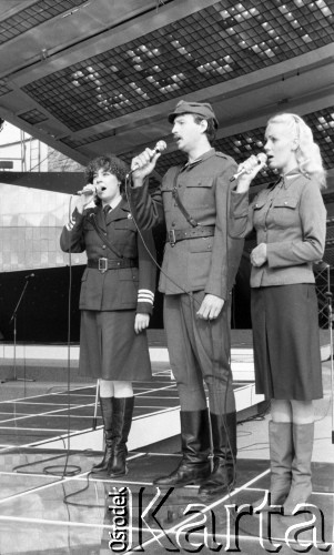 Czerwiec 1985, Zielona Góra, Polska.
XXI Festiwal Piosenki Radzieckiej. Na scenie trzyosobowy zespół wokalistów w mundurach z II wojny światowej.
Fot. Romuald Broniarek, zbiory Ośrodka KARTA