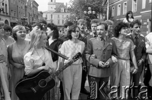 Czerwiec 1985, Zielona Góra, Polska.
Grupa uczestników XXI Festiwalu Piosenki Radzieckiej. 
Fot. Romuald Broniarek, zbiory Ośrodka KARTA