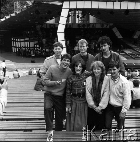 1987, Zielona Góra, Polska.
Grupa uczestników na XXIII Festiwalu Piosenki Radzieckiej. 
Fot. Romuald Broniarek, zbiory Ośrodka KARTA