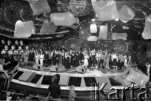 1988, Zielona Góra, Polska.
Uczestnicy XXIV Festiwalu Piosenki Radzieckiej na scenie. 
Fot. Romuald Broniarek, zbiory Ośrodka KARTA