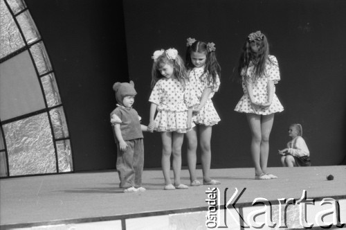 1989, Zielona Góra, Polska.
Występ dzieci podczas XXV Festiwalu Piosenki Radzieckiej. 
Fot. Romuald Broniarek, zbiory Ośrodka KARTA