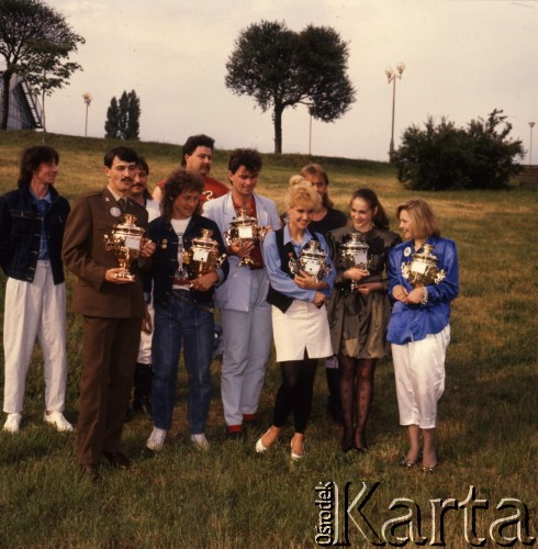 1989, Zielona Góra, Polska.
Uczestnicy XXV Festiwalu Piosenki Radzieckiej z pucharami w kształcie samowara. 
Fot. Romuald Broniarek, zbiory Ośrodka KARTA