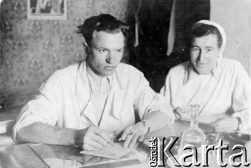 14.03.1956, Komi ASRR, ZSRR.
Zofia Malinowska i doktor Josef Gowrow podczas pracy w ambulatorium.
Fot. NN, zbiory Ośrodka KARTA, udostępniła Zofia Ćmikiewicz.
