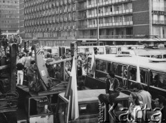 3-5.08.1981, Warszawa, Polska.
Strajk Miejskich Zakładów Komunikacyjnych, blokada ronda na skrzyżowaniu Alej Jerozolimskich i Marszałkowskiej.
Fot. NN, zbiory Ośrodka KARTA, udostępniła Krystyna Zgorzelska-Zonn.

