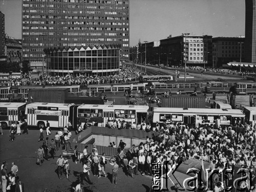 3-5.08.1981, Warszawa, Polska.
Strajk Miejskich Zakładów Komunikacyjnych, blokada ronda na skrzyżowaniu Alej Jerozolimskich i Marszałkowskiej.
Fot. NN, zbiory Ośrodka KARTA, udostępniła Krystyna Zgorzelska-Zonn.

