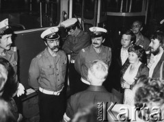 3-5.08.1981, Warszawa, Polska.
Strajk Miejskich Zakładów Komunikacyjnych, blokada ronda na skrzyżowaniu Alej Jerozolimskich i Marszałkowskiej, manifestanci i milicjanci.
Fot. NN, zbiory Ośrodka KARTA, udostępniła Krystyna Zgorzelska-Zonn.

