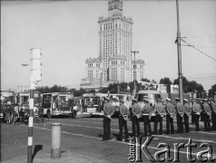 3-5.08.1981, Warszawa, Polska.
Strajk Miejskich Zakładów Komunikacyjnych, blokada ronda na skrzyżowaniu Alej Jerozolimskich i Marszałkowskiej, autobusy i kordon milicjantów.
Fot. NN, zbiory Ośrodka KARTA, udostępniła Krystyna Zgorzelska-Zonn.

