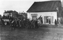 Styczeń 1945, Radomsko, Polska.
Wyzwolenie Radomska przez żołnierzy Armii Czerwonej, uroczysta defilada. W tle sklep spożywczy M. Biernackiego.
Fot. Ryszard Pełka, zbiory Ośrodka KARTA, udostępnił Ryszard Pełka

