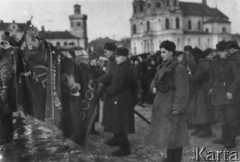 Styczeń 1945, Radomsko, Polska.
Wyzwolenie Radomska przez żołnierzy Armii Czerwonej. Uroczysta defilada na Rynku miasteczka - żołnierze ze sztandarami, w tle kościół.
Fot. Ryszard Pełka, zbiory Ośrodka KARTA, udostępnił Ryszard Pełka
