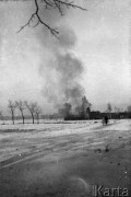 16.01.1945, Radomsko, Polska.
Walki o wyzwolenie Radomska, widoczne płonące zabudowania. Fotografia wykonana na przedmieściach miasteczka.
Fot. Ryszard Pełka, zbiory Ośrodka KARTA, udostępnił Ryszard Pełka

