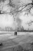 16.01.1945, Radomsko, Polska.
Walki o wyzwolenie Radomska, widoczne płonące zabudowania. Fotografia wykonana na przedmieściach miasteczka.
Fot. Ryszard Pełka, zbiory Ośrodka KARTA, udostępnił Ryszard Pełka

