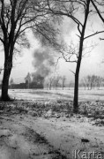 16.01.1945, Radomsko, Polska.
Walki o wyzwolenie Radomska, widoczne płonące zabudowania. Fotografia wykonana na przedmieściach miasteczka.
Fot. Ryszard Pełka, zbiory Ośrodka KARTA, udostępnił Ryszard Pełka

